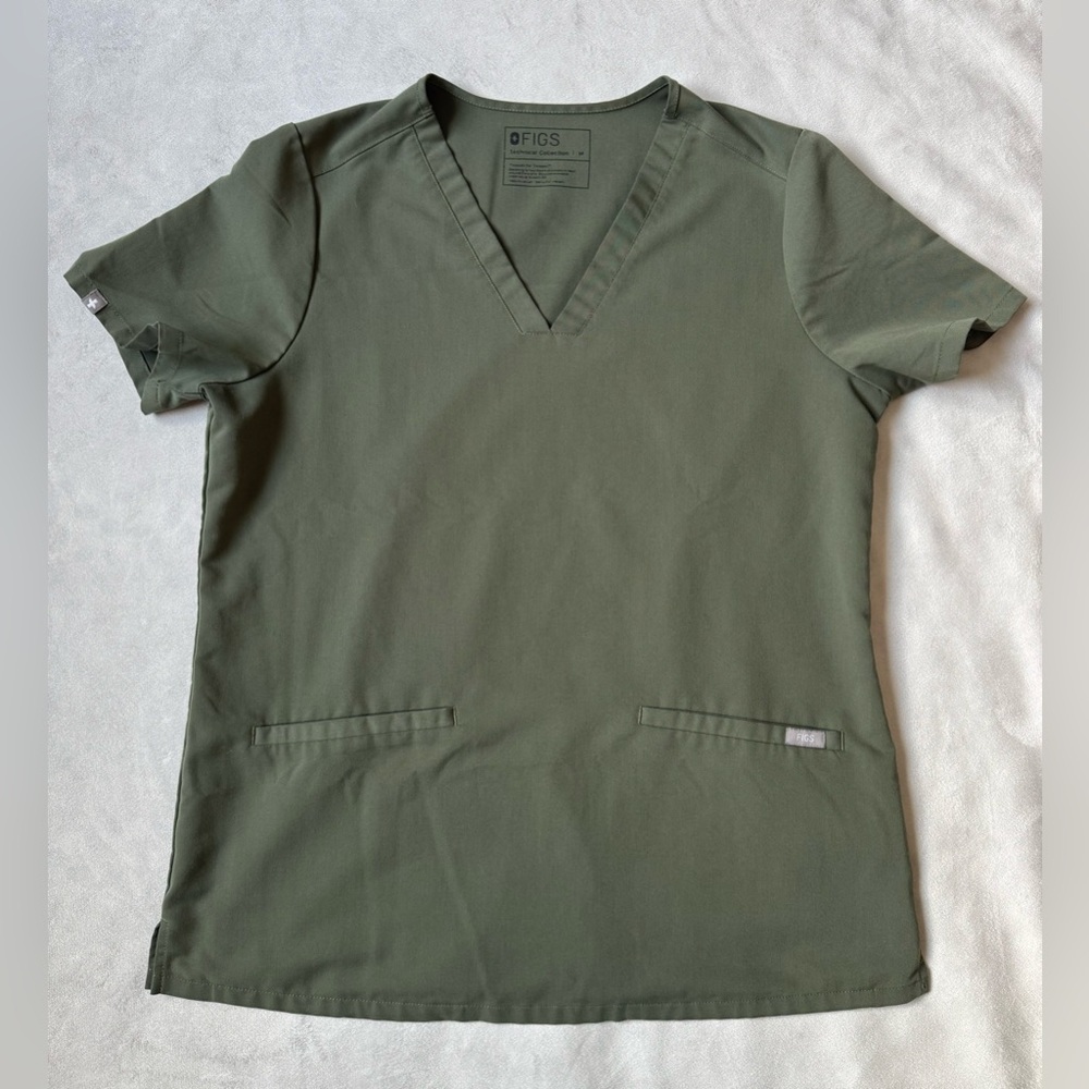 FIGS Technical Collection Scrub Top - Casma 3 Pocket - Color Moss - Medium